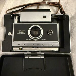 Polaroid 250 Land Camera - Classic Black and Silver Untested‎